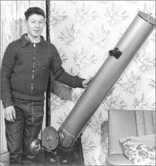 Barry Pemberton en 1961 avec son premier télescope fabriqué par lui-même.