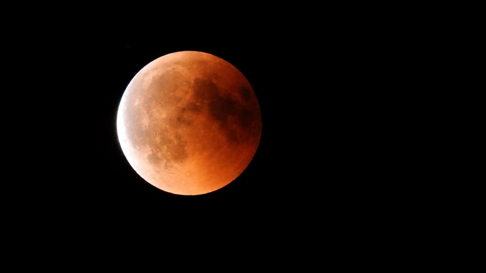Photo : L'éclipse totale de Lune du 27 juillet 2018 au moment où la Lune sortait de l'ombre centrale