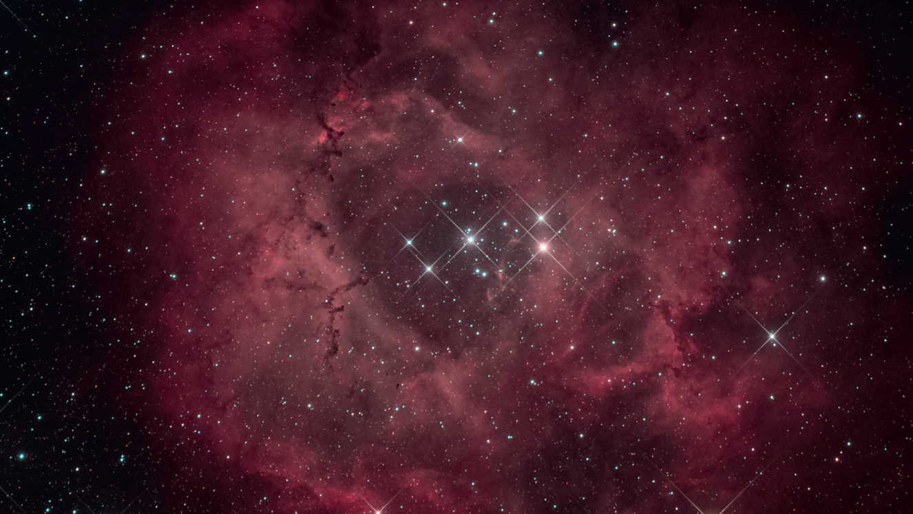 Les différents appareils qui conviennent sont fonction de l’objet à photographier : pour photographier la nébuleuse de la Rosette avec l’amas d’étoiles central NGC 2244, on a utilisé un reflex numérique modifié Hα du type Canon D6, placé sur un télescope d’une distance focale de 530 mm (rapport d’ouverture f/5). La photo se décompose en 10 prises de vues avec un temps d’exposition de 450 secondes chacune (en ISO 1 600) et présente ainsi un temps d’exposition total de 75 minutes. U. Dittler