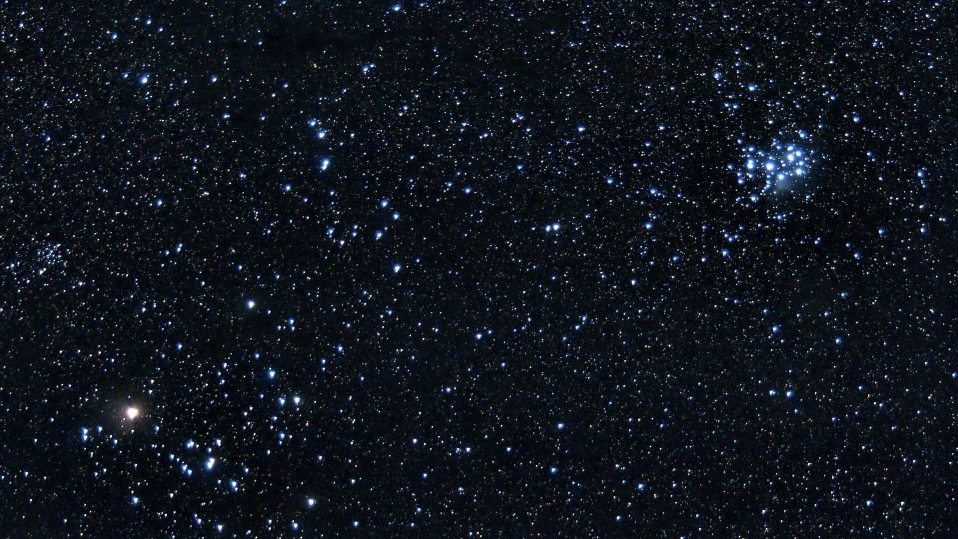 Outre les Pléiades (à droite sur la photo) et les Hyades avec Aldébaran (l’étoile lumineuse, à gauche sur la photo), on peut trouver dans le Taureau de nombreux autres amas d’étoiles comme, par exemple, NGC 1647 (à gauche au-dessus d’Aldébaran). Marcus Degenkolbe
