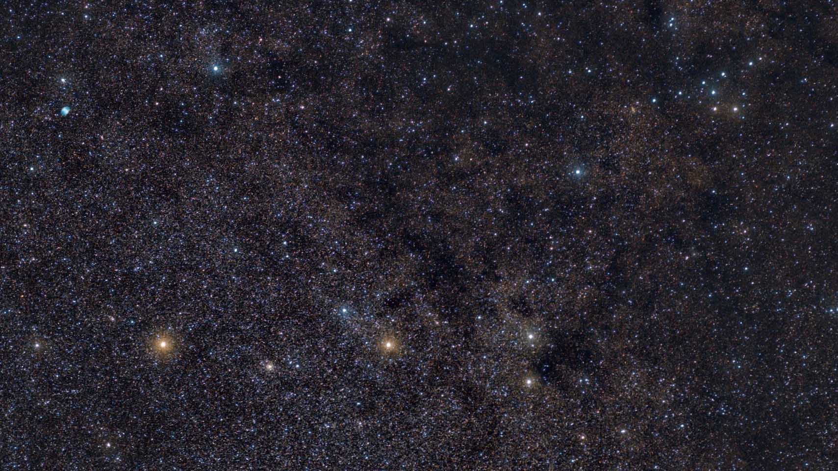 Au centre de la photo, les étoiles principales de la Flèche. Dans la zone supérieure, on peut reconnaître M 27, à gauche, et l’amas du Cintre, à droite. Marcus Degenkolbe