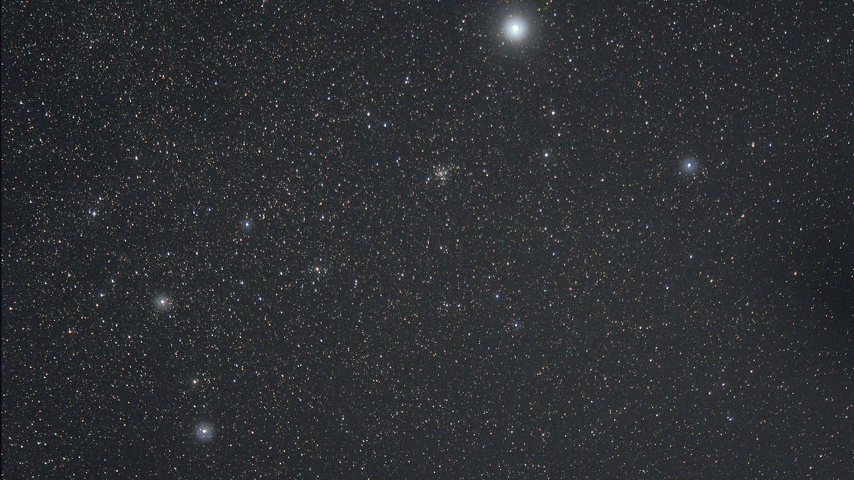 La constellation du Grand Chien révèle dans les jumelles des amas d’étoiles ouverts visibles inscrits dans les catalogues les plus différents. Rolf Löhr / CCD Guide
