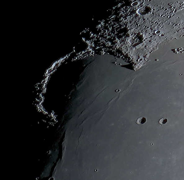 Pendant une période de quelques heures, les cimes des Montes Jura jaillissant des ombres sont éclairées. Rolf Hempel