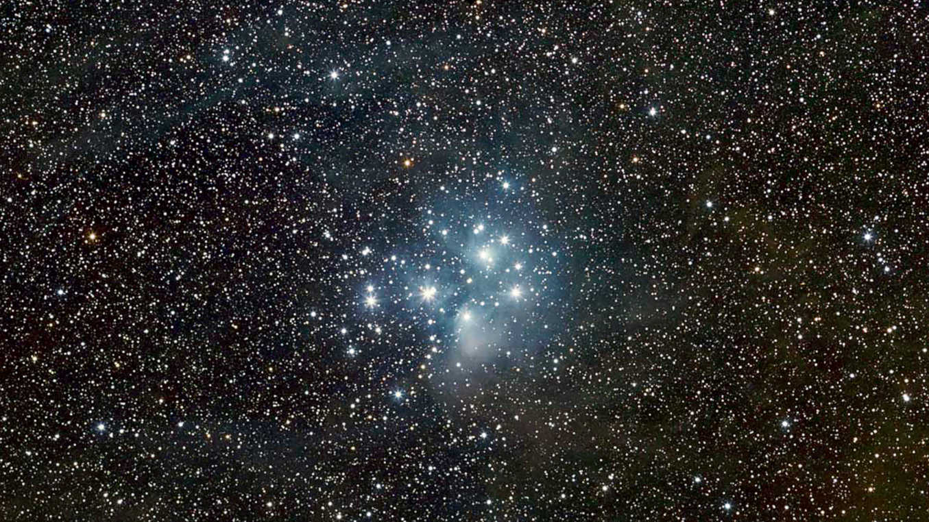 Observées dans des jumelles, les Pléiades sont un amas d’étoiles particulièrement impressionnant. Rudi Dobesberger